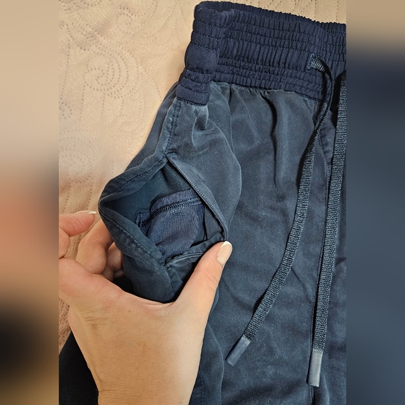 Lululemon Feeling Femme Short 5"True Navy Sz 10 - Picture 12 of 13